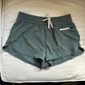 Vuori Clementine shorts 2.5 inch, green blue, small EUC